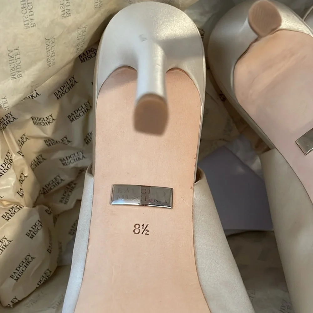 Badgley Mischka beautiful in excellent condition with box and dust bag. 8-1/2. - Picture 11 of 14